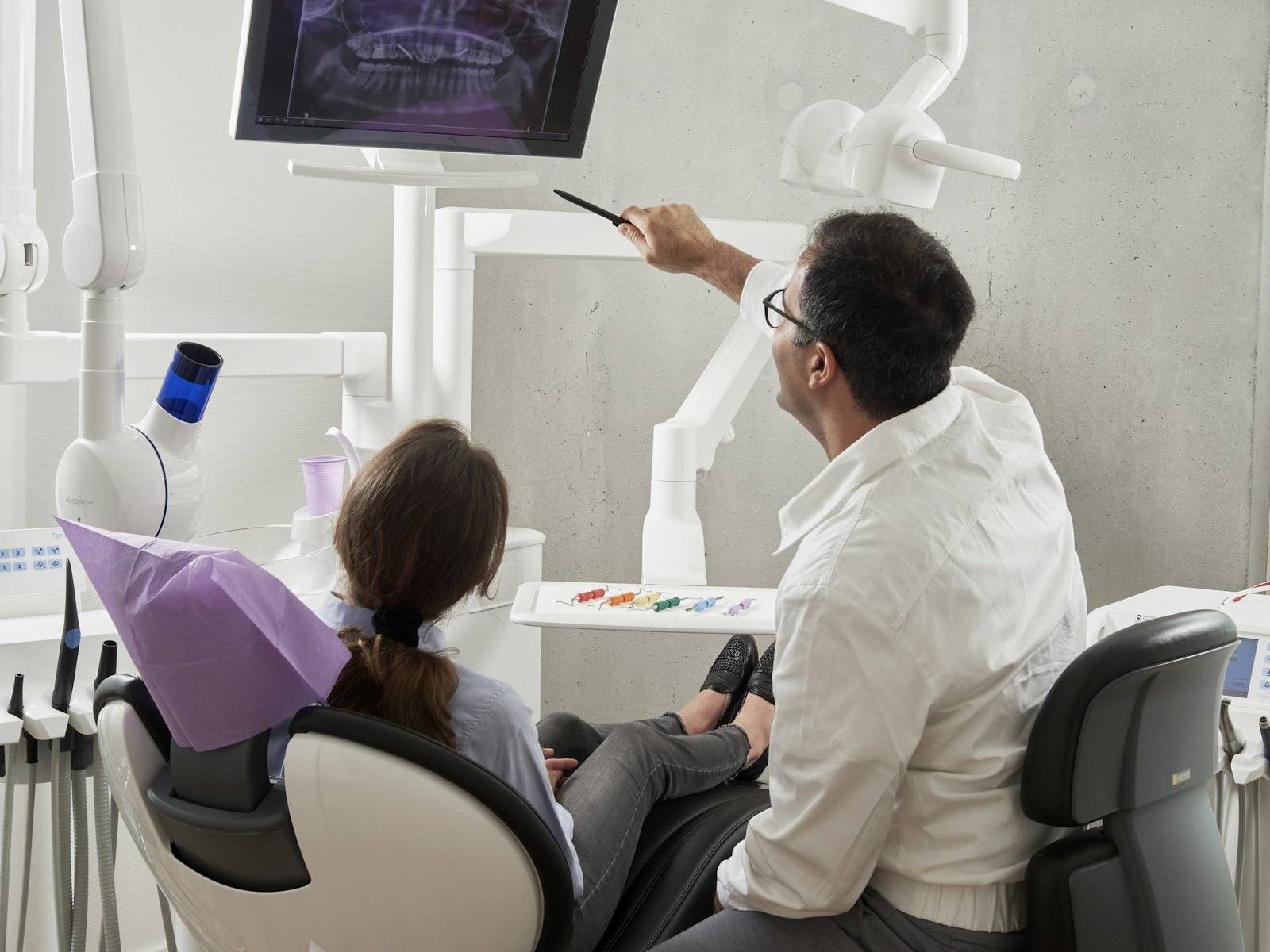 Dentista explicando o exame para a paciente