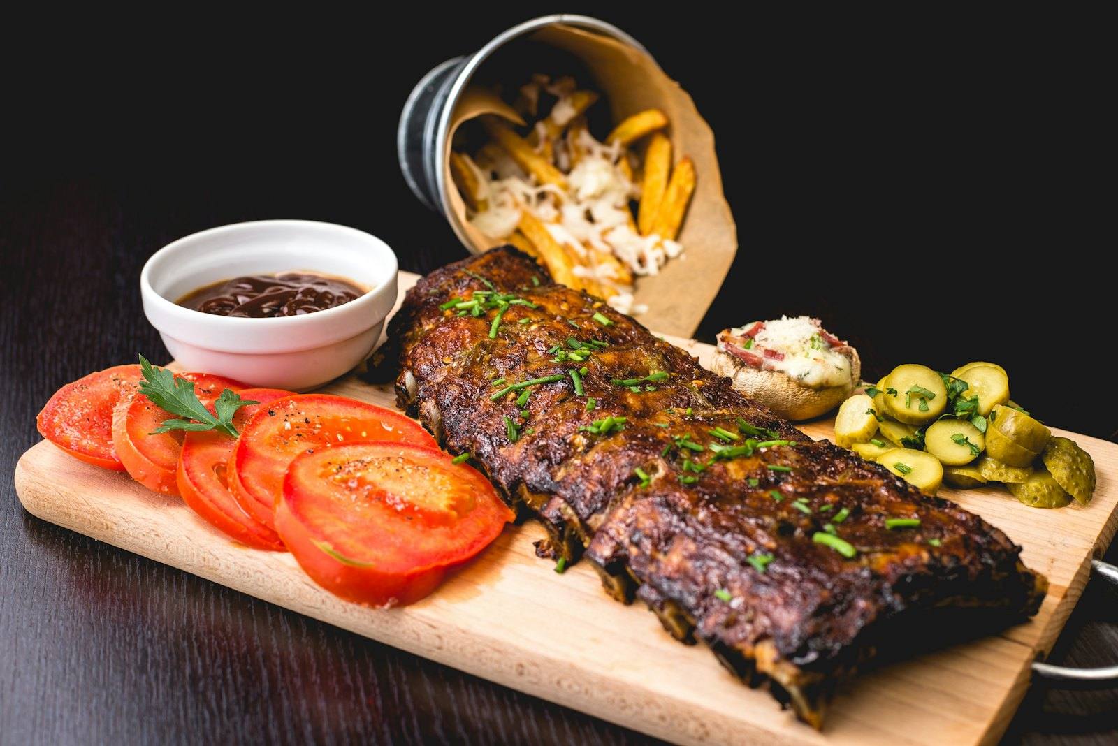 Costela na brasa servida na tábua com acompanhamentos