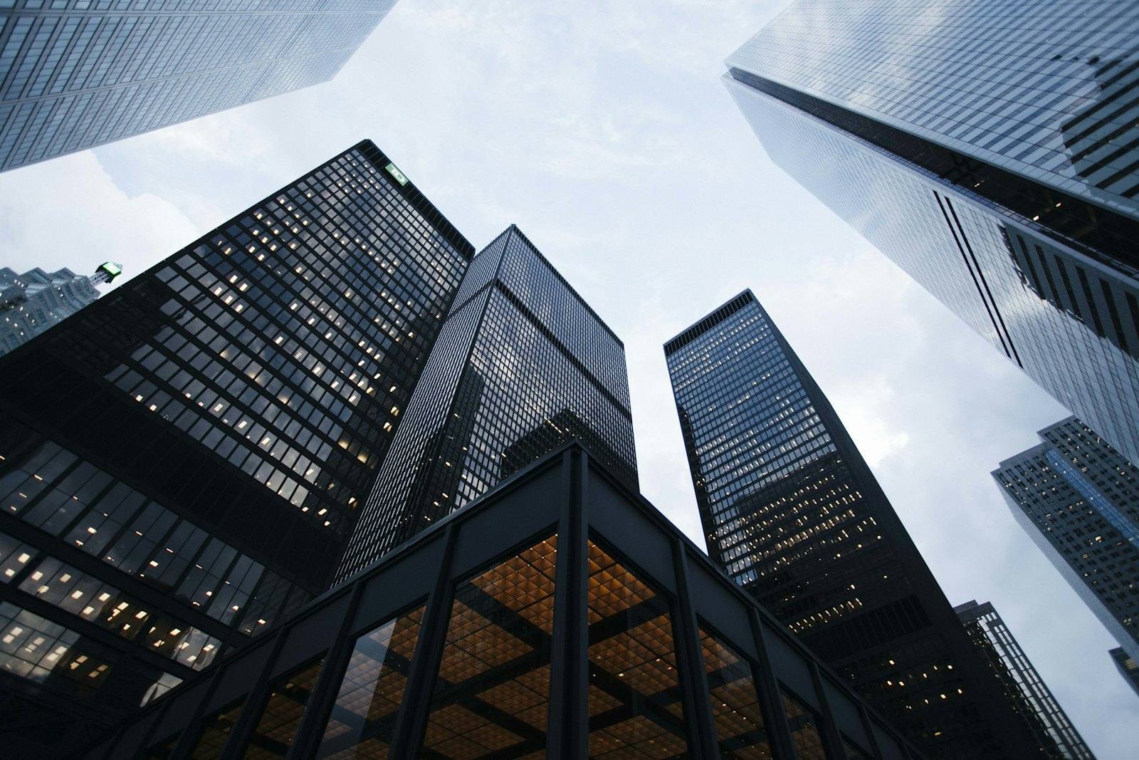 Fachadas de edifícios corporativos vistas de baixo